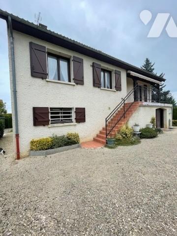 Pavillon des années 1990 sur sous-sol avec terrain autour.