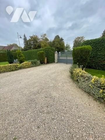 Pavillon des années 1990 sur sous-sol avec terrain autour.