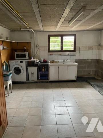 Pavillon des années 1990 sur sous-sol avec terrain autour.