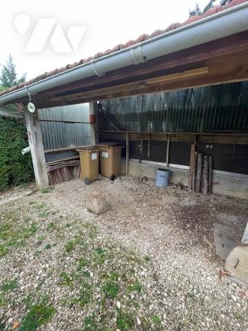 Pavillon des années 1990 sur sous-sol avec terrain autour.