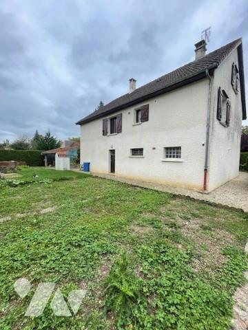 Pavillon des années 1990 sur sous-sol avec terrain autour.
