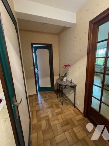 Pavillon des années 1990 sur sous-sol avec terrain autour.