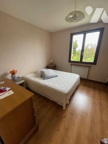 Pavillon des années 1990 sur sous-sol avec terrain autour.