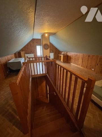 Pavillon des années 1990 sur sous-sol avec terrain autour.