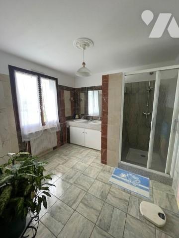 Pavillon des années 1990 sur sous-sol avec terrain autour.