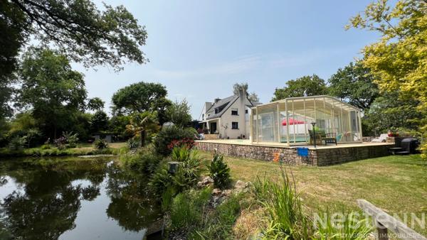 Maison spacieuse avec piscine et studio indépendant, à proximité d'Auray
