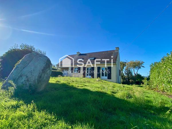 Maison traditionnelle au calme à modernier à 7mn de Vannes avec 3 chambres en R/Ch et 951 m² de terrain.