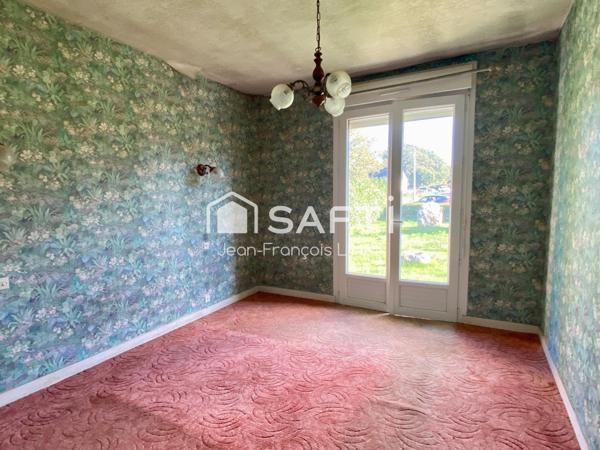 Maison traditionnelle au calme à modernier à 7mn de Vannes avec 3 chambres en R/Ch et 951 m² de terrain.