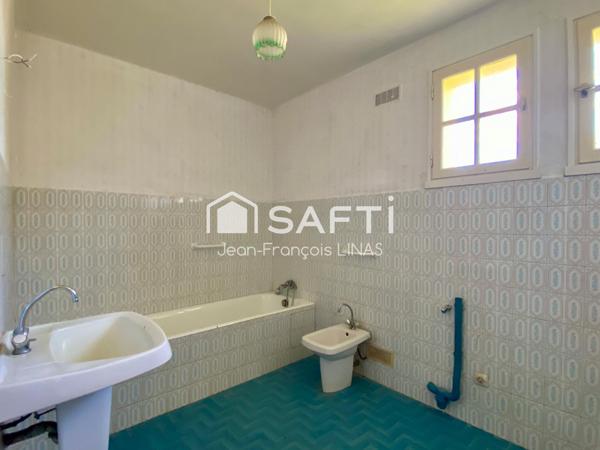 Maison traditionnelle au calme à modernier à 7mn de Vannes avec 3 chambres en R/Ch et 951 m² de terrain.