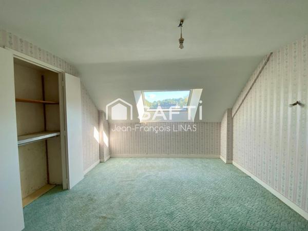 Maison traditionnelle au calme à modernier à 7mn de Vannes avec 3 chambres en R/Ch et 951 m² de terrain.