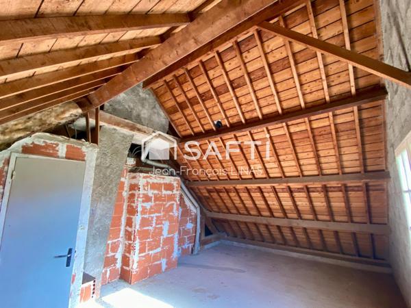 Maison traditionnelle au calme à modernier à 7mn de Vannes avec 3 chambres en R/Ch et 951 m² de terrain.