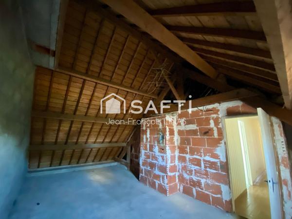 Maison traditionnelle au calme à modernier à 7mn de Vannes avec 3 chambres en R/Ch et 951 m² de terrain.