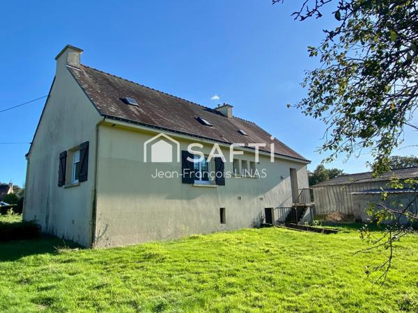 Maison traditionnelle au calme à modernier à 7mn de Vannes avec 3 chambres en R/Ch et 951 m² de terrain.