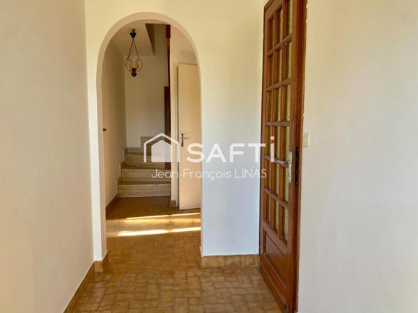 Maison traditionnelle au calme à modernier à 7mn de Vannes avec 3 chambres en R/Ch et 951 m² de terrain.