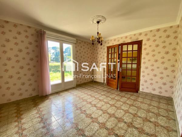 Maison traditionnelle au calme à modernier à 7mn de Vannes avec 3 chambres en R/Ch et 951 m² de terrain.