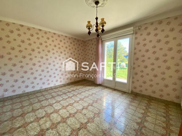 Maison traditionnelle au calme à modernier à 7mn de Vannes avec 3 chambres en R/Ch et 951 m² de terrain.