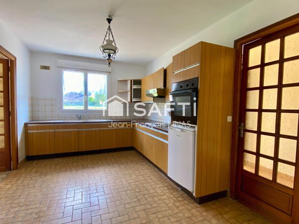 Maison traditionnelle au calme à modernier à 7mn de Vannes avec 3 chambres en R/Ch et 951 m² de terrain.