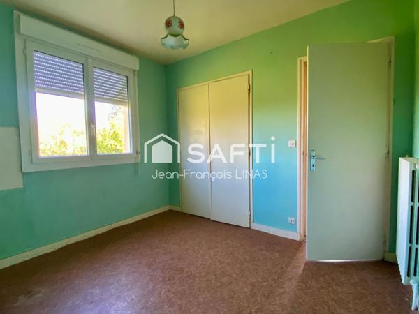 Maison traditionnelle au calme à modernier à 7mn de Vannes avec 3 chambres en R/Ch et 951 m² de terrain.