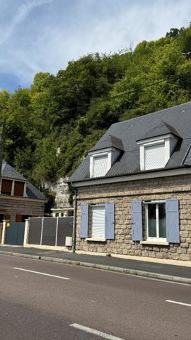 Charmante maison mitoyenne d'un côté atypique au cœur d'Orival, en bord de Seine