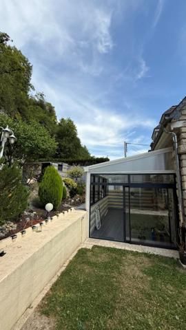 Charmante maison mitoyenne d'un côté atypique au cœur d'Orival, en bord de Seine
