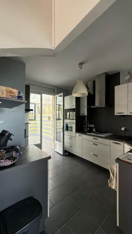 Charmante maison mitoyenne d'un côté atypique au cœur d'Orival, en bord de Seine