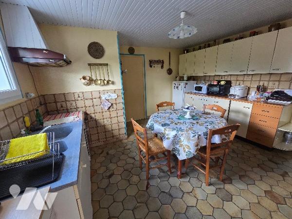 YVETOT 10mn, maison mitoyenne 1côté, plain pied, 2 chambres, garage, grenier, terrain 630m² bâtiment