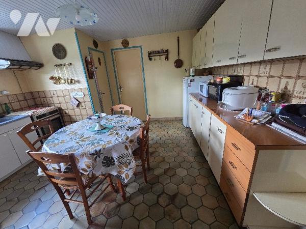 YVETOT 10mn, maison mitoyenne 1côté, plain pied, 2 chambres, garage, grenier, terrain 630m² bâtiment