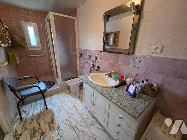 YVETOT 10mn, maison mitoyenne 1côté, plain pied, 2 chambres, garage, grenier, terrain 630m² bâtiment