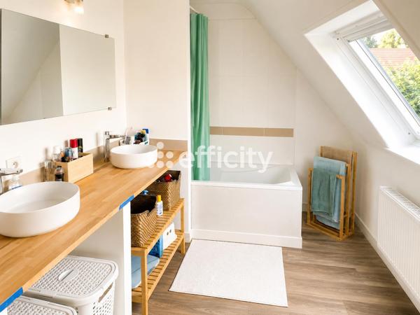 Maison
         6 pièces
        - 80 m² Exclusivité 235 000 € *