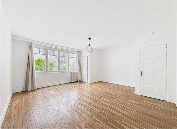 PARIS 17 – EMPLACEMENT PREMIUM/T1ou T2 LUMINEUX, CALME SUR JARDIN