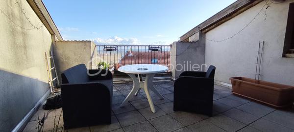 Vous recherchez un bien spacieux, dans un village authentique et dynamique, le tout à proximité de Nancy ? 
Découvrez cette maison d'environ 230 m', proposant une terrasse avec vue panoramique sur la campagne, située au coeur d'Amance.

• Ses atouts :
• 5 chambres pour accueillir toute la famille
• De beaux volumes et des espaces de vie lumineux
• 1 salle de bain avec douche et baignoire, 1 salle d'eau, 2 WC séparés, buanderie
• Terrasse avec vue orientée Sud
• Sous-sol complet avec garage et dépendances donnant du potentiel d'aménagement supplémentaire

Ce bien ne dispose pas de jardin.

Contactez-moi dès à présent pour recevoir les information liées à ce bien, au mode de vente et organiser votre visite !

CALENDRIER ET MODALITÉS DE LA VENTE INTERACTIVE

Période de commercialisation : Du 5 septembre 2026 au 15 octobre 2026

Jour J (Ouverture de la vente en ligne) : Jeudi 15 octobre 2026 à partir de 19h00 

Première offre possible (Mise à prix) : 200 000 € (honoraires inclus)

Pas des enchères : 3 000 €  

Comment participer à la vente ?  
Visite obligatoire
Dossier financier : Constituer et valider un dossier de financement / capacité financière (étape indispensable pour obtenir l'agrément de participation à la vente interactive)
Vente le jour J : Portez vos offres directement en ligne le 15 octobre dès 19h00 sur plateforme sécurisée.