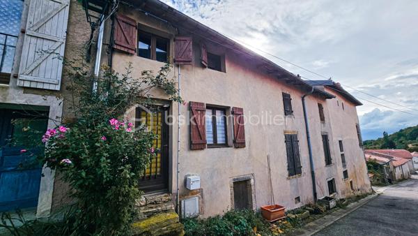Vous recherchez un bien spacieux, dans un village authentique et dynamique, le tout à proximité de Nancy ? 
Découvrez cette maison d'environ 230 m', proposant une terrasse avec vue panoramique sur la campagne, située au coeur d'Amance.

• Ses atouts :
• 5 chambres pour accueillir toute la famille
• De beaux volumes et des espaces de vie lumineux
• 1 salle de bain avec douche et baignoire, 1 salle d'eau, 2 WC séparés, buanderie
• Terrasse avec vue orientée Sud
• Sous-sol complet avec garage et dépendances donnant du potentiel d'aménagement supplémentaire

Ce bien ne dispose pas de jardin.

Contactez-moi dès à présent pour recevoir les information liées à ce bien, au mode de vente et organiser votre visite !

CALENDRIER ET MODALITÉS DE LA VENTE INTERACTIVE

Période de commercialisation : Du 5 septembre 2026 au 15 octobre 2026

Jour J (Ouverture de la vente en ligne) : Jeudi 15 octobre 2026 à partir de 19h00 

Première offre possible (Mise à prix) : 200 000 € (honoraires inclus)

Pas des enchères : 3 000 €  

Comment participer à la vente ?  
Visite obligatoire
Dossier financier : Constituer et valider un dossier de financement / capacité financière (étape indispensable pour obtenir l'agrément de participation à la vente interactive)
Vente le jour J : Portez vos offres directement en ligne le 15 octobre dès 19h00 sur plateforme sécurisée.