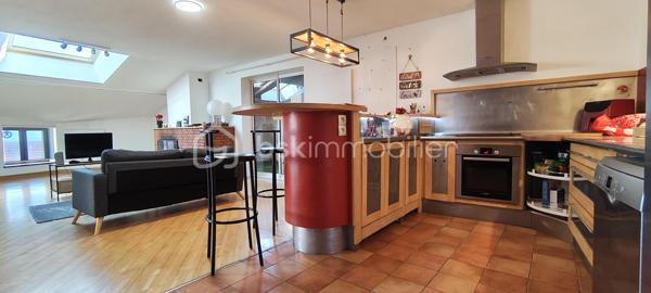Vous recherchez un bien spacieux, dans un village authentique et dynamique, le tout à proximité de Nancy ? 
Découvrez cette maison d'environ 230 m', proposant une terrasse avec vue panoramique sur la campagne, située au coeur d'Amance.

• Ses atouts :
• 5 chambres pour accueillir toute la famille
• De beaux volumes et des espaces de vie lumineux
• 1 salle de bain avec douche et baignoire, 1 salle d'eau, 2 WC séparés, buanderie
• Terrasse avec vue orientée Sud
• Sous-sol complet avec garage et dépendances donnant du potentiel d'aménagement supplémentaire

Ce bien ne dispose pas de jardin.

Contactez-moi dès à présent pour recevoir les information liées à ce bien, au mode de vente et organiser votre visite !

CALENDRIER ET MODALITÉS DE LA VENTE INTERACTIVE

Période de commercialisation : Du 5 septembre 2026 au 15 octobre 2026

Jour J (Ouverture de la vente en ligne) : Jeudi 15 octobre 2026 à partir de 19h00 

Première offre possible (Mise à prix) : 200 000 € (honoraires inclus)

Pas des enchères : 3 000 €  

Comment participer à la vente ?  
Visite obligatoire
Dossier financier : Constituer et valider un dossier de financement / capacité financière (étape indispensable pour obtenir l'agrément de participation à la vente interactive)
Vente le jour J : Portez vos offres directement en ligne le 15 octobre dès 19h00 sur plateforme sécurisée.