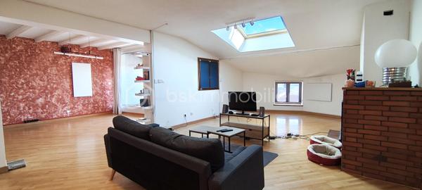 Vous recherchez un bien spacieux, dans un village authentique et dynamique, le tout à proximité de Nancy ? 
Découvrez cette maison d'environ 230 m', proposant une terrasse avec vue panoramique sur la campagne, située au coeur d'Amance.

• Ses atouts :
• 5 chambres pour accueillir toute la famille
• De beaux volumes et des espaces de vie lumineux
• 1 salle de bain avec douche et baignoire, 1 salle d'eau, 2 WC séparés, buanderie
• Terrasse avec vue orientée Sud
• Sous-sol complet avec garage et dépendances donnant du potentiel d'aménagement supplémentaire

Ce bien ne dispose pas de jardin.

Contactez-moi dès à présent pour recevoir les information liées à ce bien, au mode de vente et organiser votre visite !

CALENDRIER ET MODALITÉS DE LA VENTE INTERACTIVE

Période de commercialisation : Du 5 septembre 2026 au 15 octobre 2026

Jour J (Ouverture de la vente en ligne) : Jeudi 15 octobre 2026 à partir de 19h00 

Première offre possible (Mise à prix) : 200 000 € (honoraires inclus)

Pas des enchères : 3 000 €  

Comment participer à la vente ?  
Visite obligatoire
Dossier financier : Constituer et valider un dossier de financement / capacité financière (étape indispensable pour obtenir l'agrément de participation à la vente interactive)
Vente le jour J : Portez vos offres directement en ligne le 15 octobre dès 19h00 sur plateforme sécurisée.
