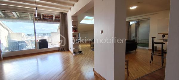 Vous recherchez un bien spacieux, dans un village authentique et dynamique, le tout à proximité de Nancy ? 
Découvrez cette maison d'environ 230 m', proposant une terrasse avec vue panoramique sur la campagne, située au coeur d'Amance.

• Ses atouts :
• 5 chambres pour accueillir toute la famille
• De beaux volumes et des espaces de vie lumineux
• 1 salle de bain avec douche et baignoire, 1 salle d'eau, 2 WC séparés, buanderie
• Terrasse avec vue orientée Sud
• Sous-sol complet avec garage et dépendances donnant du potentiel d'aménagement supplémentaire

Ce bien ne dispose pas de jardin.

Contactez-moi dès à présent pour recevoir les information liées à ce bien, au mode de vente et organiser votre visite !

CALENDRIER ET MODALITÉS DE LA VENTE INTERACTIVE

Période de commercialisation : Du 5 septembre 2026 au 15 octobre 2026

Jour J (Ouverture de la vente en ligne) : Jeudi 15 octobre 2026 à partir de 19h00 

Première offre possible (Mise à prix) : 200 000 € (honoraires inclus)

Pas des enchères : 3 000 €  

Comment participer à la vente ?  
Visite obligatoire
Dossier financier : Constituer et valider un dossier de financement / capacité financière (étape indispensable pour obtenir l'agrément de participation à la vente interactive)
Vente le jour J : Portez vos offres directement en ligne le 15 octobre dès 19h00 sur plateforme sécurisée.