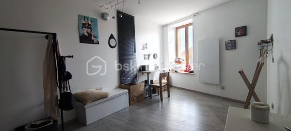 Vous recherchez un bien spacieux, dans un village authentique et dynamique, le tout à proximité de Nancy ? 
Découvrez cette maison d'environ 230 m', proposant une terrasse avec vue panoramique sur la campagne, située au coeur d'Amance.

• Ses atouts :
• 5 chambres pour accueillir toute la famille
• De beaux volumes et des espaces de vie lumineux
• 1 salle de bain avec douche et baignoire, 1 salle d'eau, 2 WC séparés, buanderie
• Terrasse avec vue orientée Sud
• Sous-sol complet avec garage et dépendances donnant du potentiel d'aménagement supplémentaire

Ce bien ne dispose pas de jardin.

Contactez-moi dès à présent pour recevoir les information liées à ce bien, au mode de vente et organiser votre visite !

CALENDRIER ET MODALITÉS DE LA VENTE INTERACTIVE

Période de commercialisation : Du 5 septembre 2026 au 15 octobre 2026

Jour J (Ouverture de la vente en ligne) : Jeudi 15 octobre 2026 à partir de 19h00 

Première offre possible (Mise à prix) : 200 000 € (honoraires inclus)

Pas des enchères : 3 000 €  

Comment participer à la vente ?  
Visite obligatoire
Dossier financier : Constituer et valider un dossier de financement / capacité financière (étape indispensable pour obtenir l'agrément de participation à la vente interactive)
Vente le jour J : Portez vos offres directement en ligne le 15 octobre dès 19h00 sur plateforme sécurisée.
