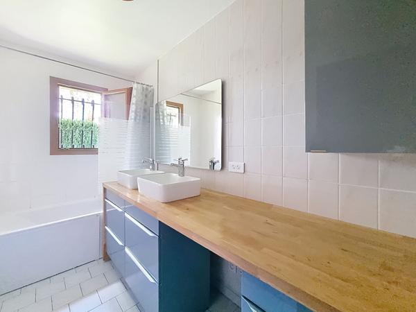 Exclusif : Maison familiale 5 chambres sur terrain paysager de 605 m² sur quartier calme de Charvieu