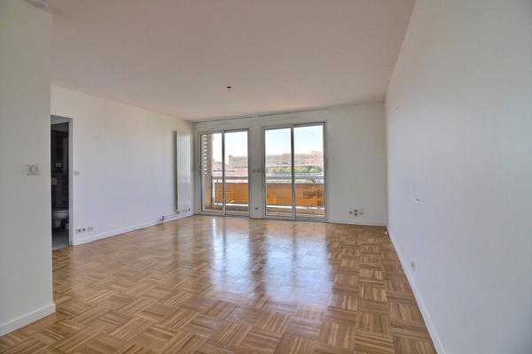 Appartement de type T4/T5 en dernier étage, une cuisine indépendante équipée, 3 belles chambres, 2 extérieurs, 1 stationnement en sus, 1 cave.