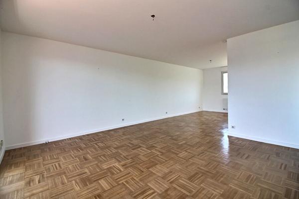 Appartement de type T4/T5 en dernier étage, une cuisine indépendante équipée, 3 belles chambres, 2 extérieurs, 1 stationnement en sus, 1 cave.