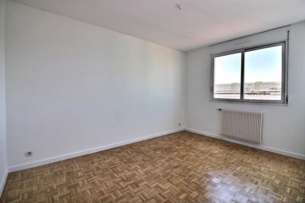 Appartement de type T4/T5 en dernier étage, une cuisine indépendante équipée, 3 belles chambres, 2 extérieurs, 1 stationnement en sus, 1 cave.