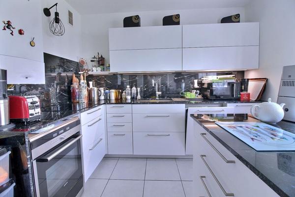 Appartement de type T4/T5 en dernier étage, une cuisine indépendante équipée, 3 belles chambres, 2 extérieurs, 1 stationnement en sus, 1 cave.