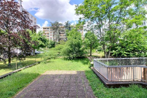Appartement de type T4/T5 en dernier étage, une cuisine indépendante équipée, 3 belles chambres, 2 extérieurs, 1 stationnement en sus, 1 cave.