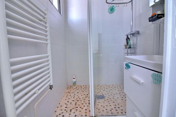 Appartement de type T4/T5 en dernier étage, une cuisine indépendante équipée, 3 belles chambres, 2 extérieurs, 1 stationnement en sus, 1 cave.