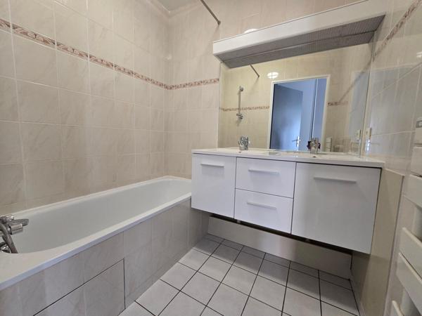 appartement rénové avec  une entrée de plain pied.