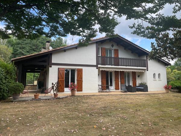 Vaste maison familiale, environnement verdoyant