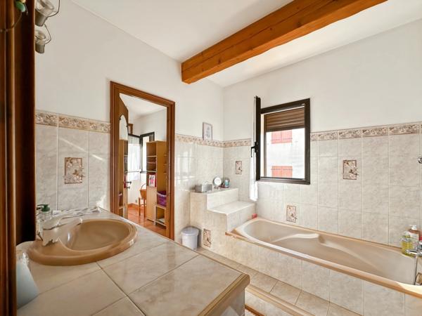 Dpt Pyrénées Orientales (66) - À VENDRE : Maison familiale 162 m² avec Terrasse – Piscine – Garage – Dépendances – sur terrain de 1600 m² environ