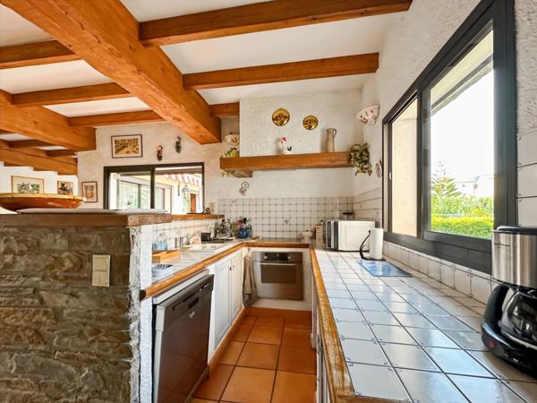Dpt Pyrénées Orientales (66) - À VENDRE : Maison familiale 162 m² avec Terrasse – Piscine – Garage – Dépendances – sur terrain de 1600 m² environ