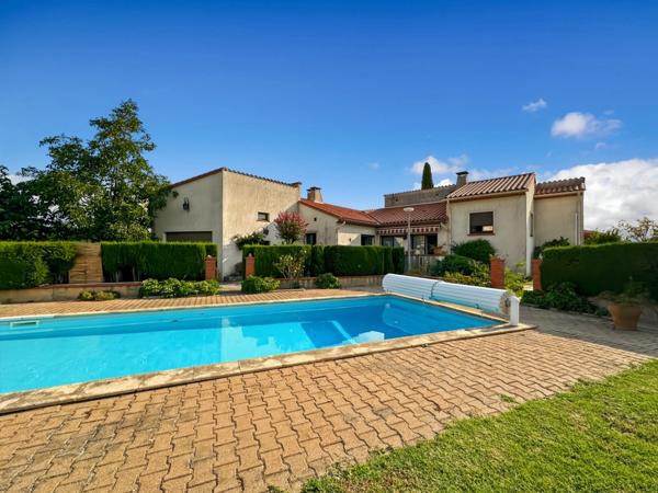 Dpt Pyrénées Orientales (66) - À VENDRE : Maison familiale 162 m² avec Terrasse – Piscine – Garage – Dépendances – sur terrain de 1600 m² environ