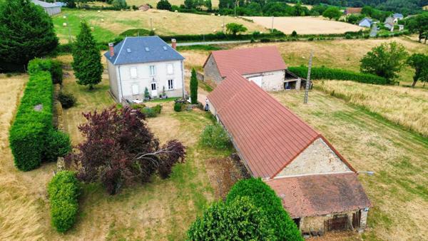 1,7 hectare attenant, découvrez cette magnifique propriété de caractère construite en 1900, offrant un cadre de vie exceptionnel avec une vue imprenable sur le majestueux Puy de Dôme.