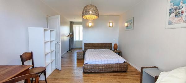 1,7 hectare attenant, découvrez cette magnifique propriété de caractère construite en 1900, offrant un cadre de vie exceptionnel avec une vue imprenable sur le majestueux Puy de Dôme.